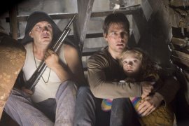 Tim Robbins, Tom Cruise, and Dakota Fanning in War of the Worlds