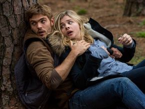 Alex Roe and Chloe Grace Moretz in The 5th Wave