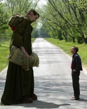 Matthew McGrory and Ewan McGregor in Big Fish