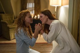 Chloe Grace Moretz and Julianne Moore in Carrie