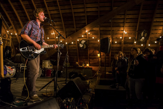 Willy Mason at Codfish Hollow Barn in 2013. Photo by Matt Erickson (MRE-Photography.com).