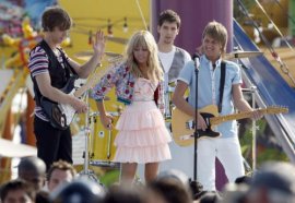 Miley Cyrus (center) in Hannah Montana: The Movie