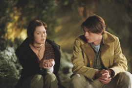 Mandy Moore and Trent Ford in How to Deal
