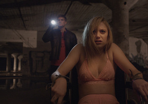 Jake Weary and Maika Monroe in It Follows