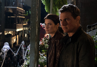 Cobie Smulders and Tom Cruise in Jack Reacher: Never Go Back