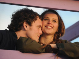 Anthon Yelchin and Felicity Jones in Like Crazy