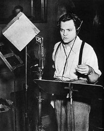 Orson Welles performs for the Mercury Theatre