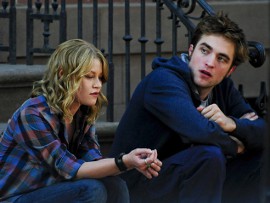 Emilie de Ravin and Robert Pattinson in Remember Me