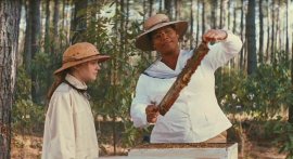 Dakota Fanning and Queen Latifah in The Secret Life of Bees