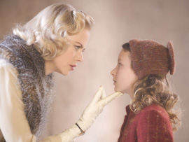 Nicole Kidman and Dakota Blue Richards in The Golden Compass