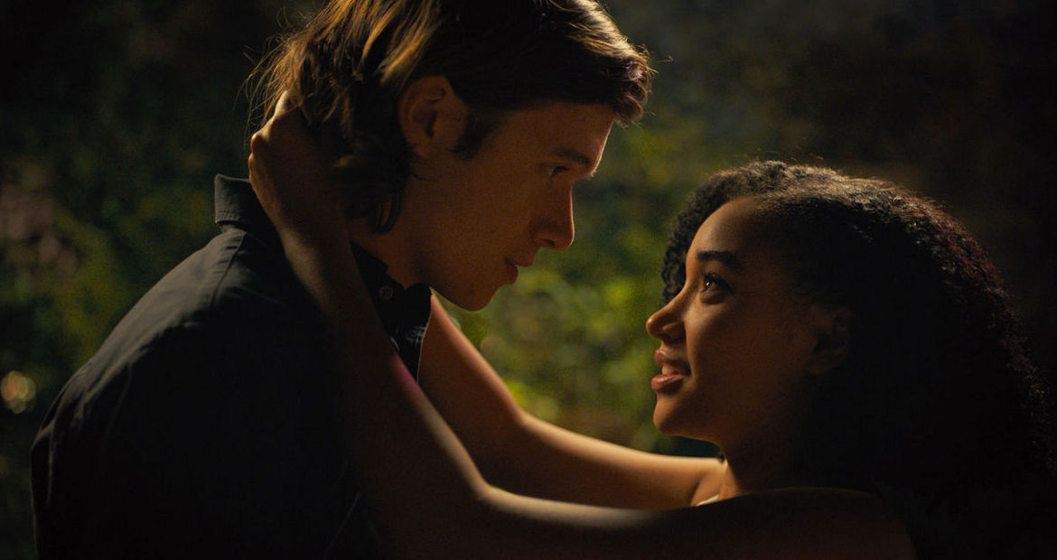 Nick Robinson and Amandla Stenberg in Everything, Everything