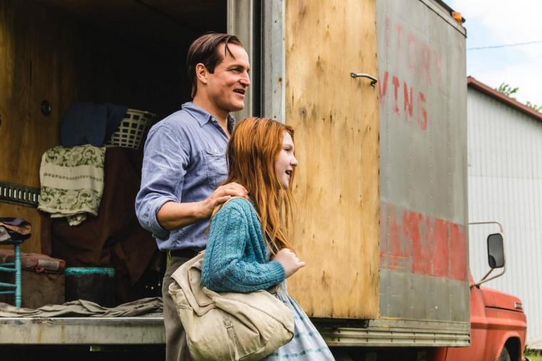 Woody Harrelson and Ella Anderson in The Glass Castle