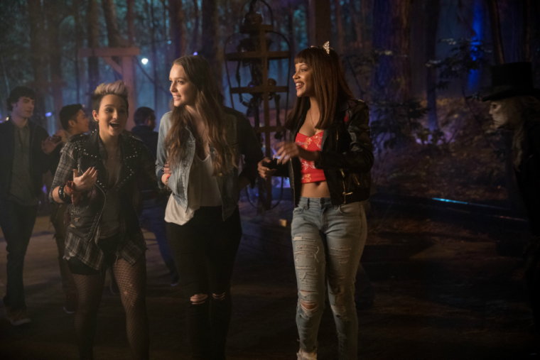 Bex Taylor-Klaus, Amy Forsyth, and Reign Edwards in Hell Fest