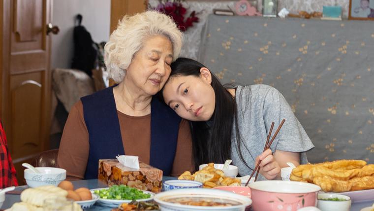 Zhao Shuzhen and Awkwafina in The Farewell