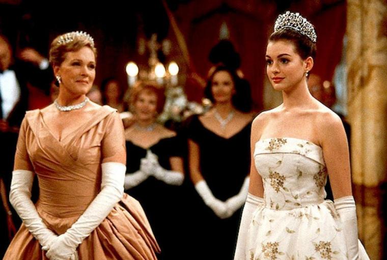 Julie Andrews and Anne Hathaway in The Princess Diaries 2: Royal Engagement