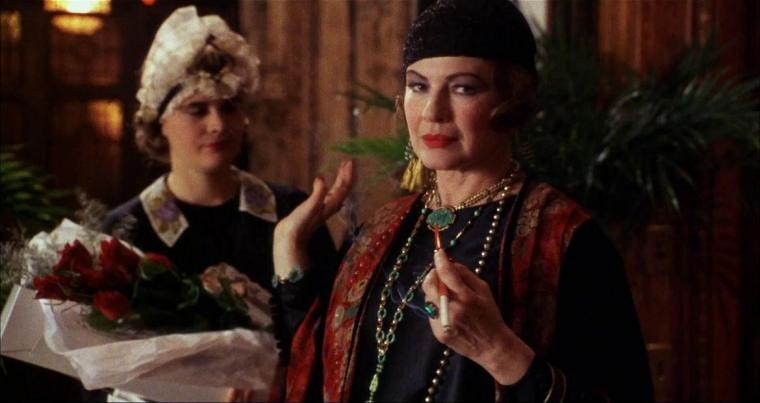 Dianne Wiest in Bullets Over Broadway