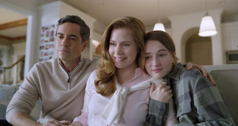 Danny Pino, Amy Adams, and Kaitlyn Dever in Dear Evan Hansen