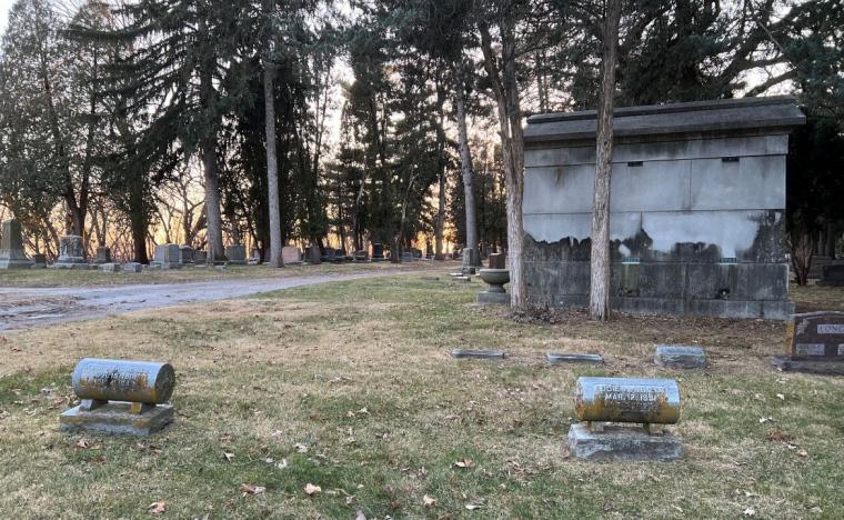 Helen Van Dale's gravesite (photo by Bruce Walters).