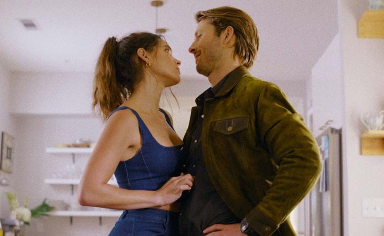 Adria Arjona and Glen Powell in Hit Man
