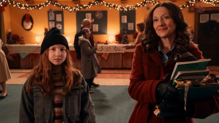 Beatrice Schneider and Judy Greer in The Best Christmas Pageant Ever