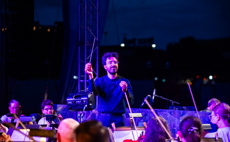 Hisham Bravo Groover conducting at Riverfront Pops in August 2024 (photo by Evan Sammons).