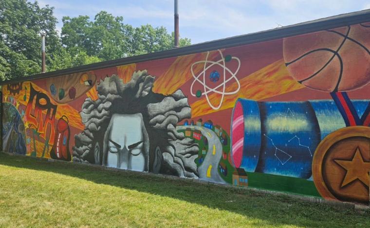 A new Metro Arts mural done on the side of Lonnie Ray's Academy, 815 9th St., Rock Island (photo credit: Quad City Arts).