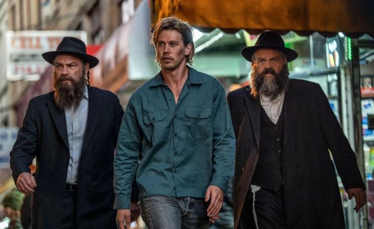 Liev Schreiber, Austin Butler, and Vincent D'Onofrio in Caught Stealing