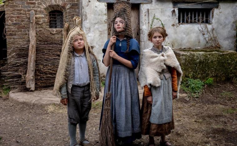 Jacobi Jupe, Bodhi Rae Breathnach, and Olivia Lynes in Hamnet