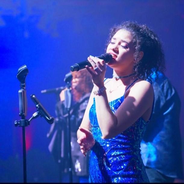 Ivy singing with the Cleveland-based Chozen Few Band.