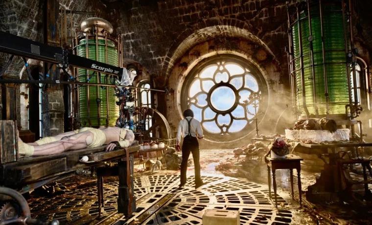 Jacob Elordi and Oscar Isaac in Frankenstein