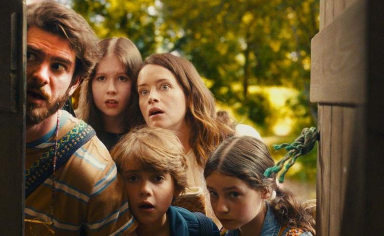 Andrew Garfield, Delilah Bennett-Cardy, Phoenix Laroche, Claire Foy, and Billie Gadsdon in The Magic Faraway Tree