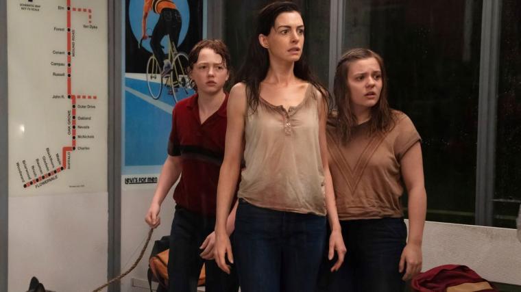 Christian Convery, Anne Hathaway, and Maisy Stella in The End of Oak Street